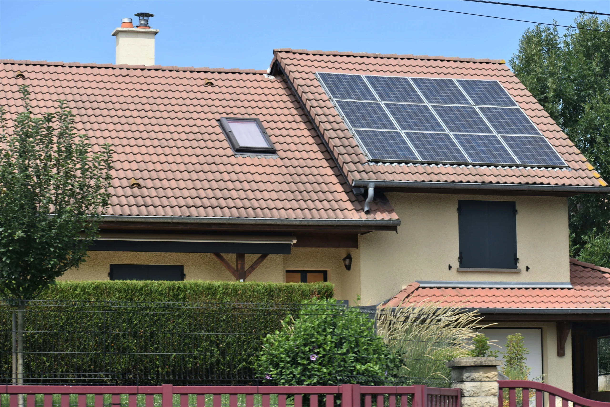 Maison panneaux solaire toit - étude de cas